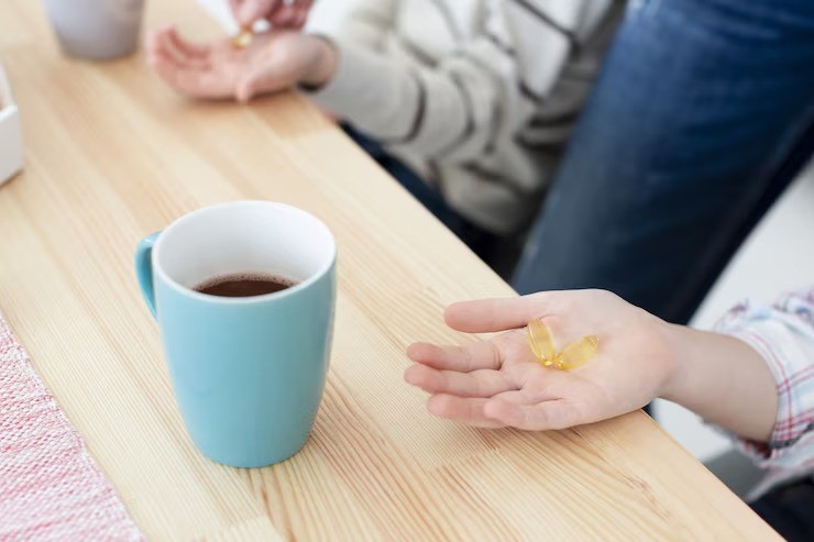 minum kopi setelah obat, bahaya kopi dan obat, efek samping kafein, interaksi obat dan kafein, tips kesehatan ibu, parenting sehat, gaya hidup sehat ibu muda